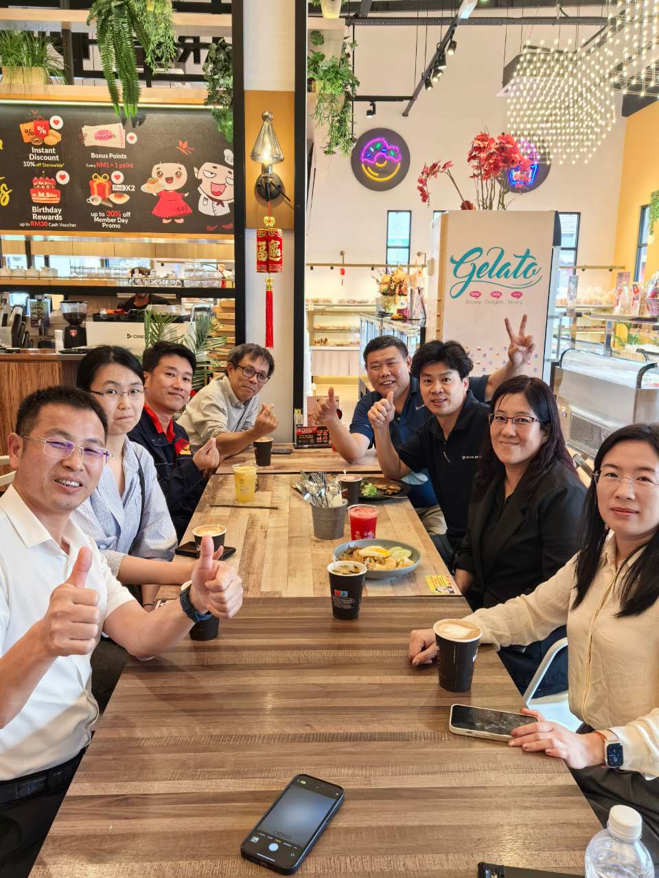 Chụp ảnh với khách hàng quan trọng của Malaysia